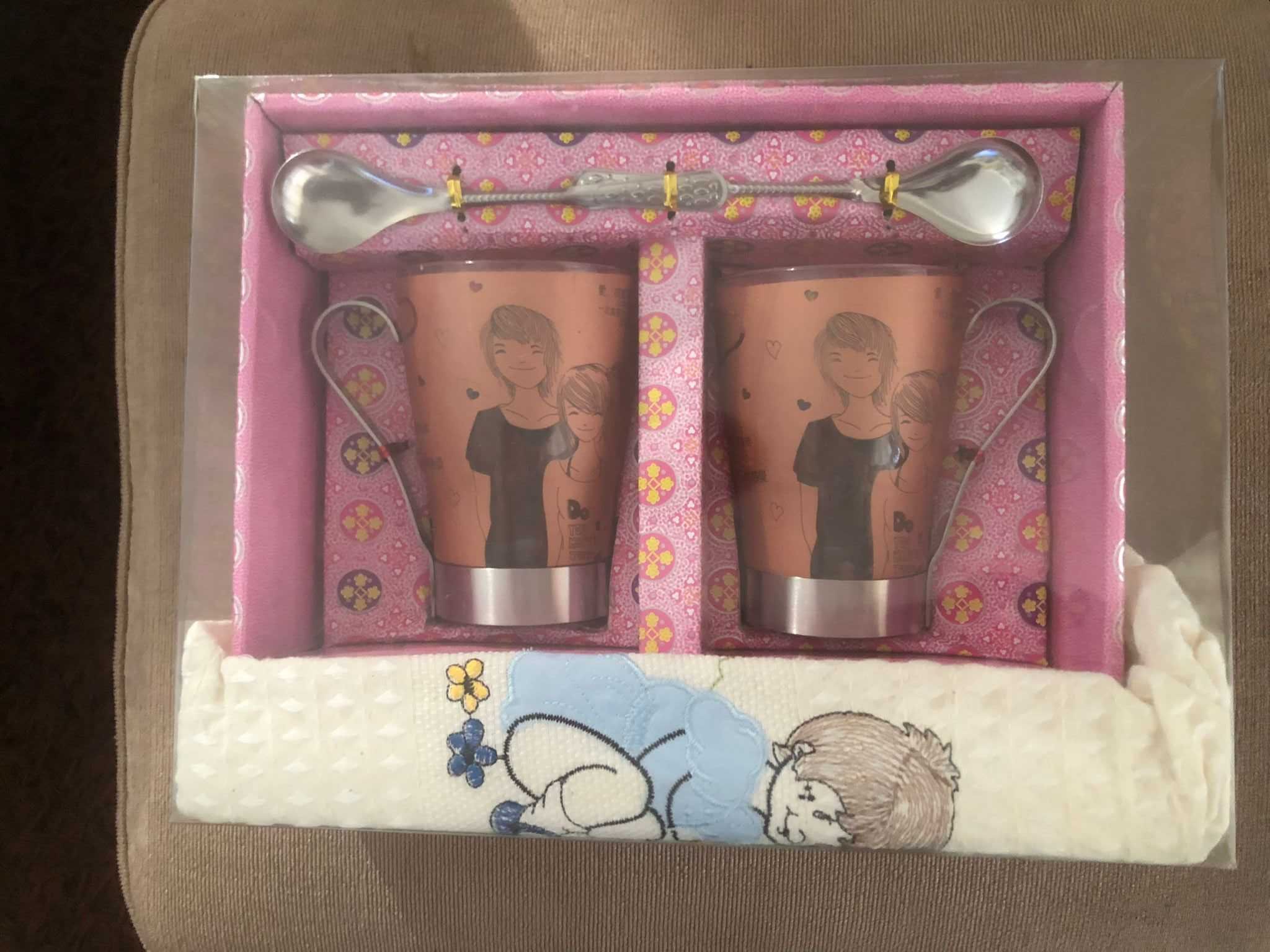 Conjunto 2 canecas + 2 colheres e pano
