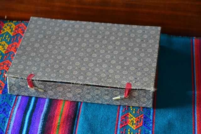 Caixa com 12 tacinhas em porcelana chinesa.