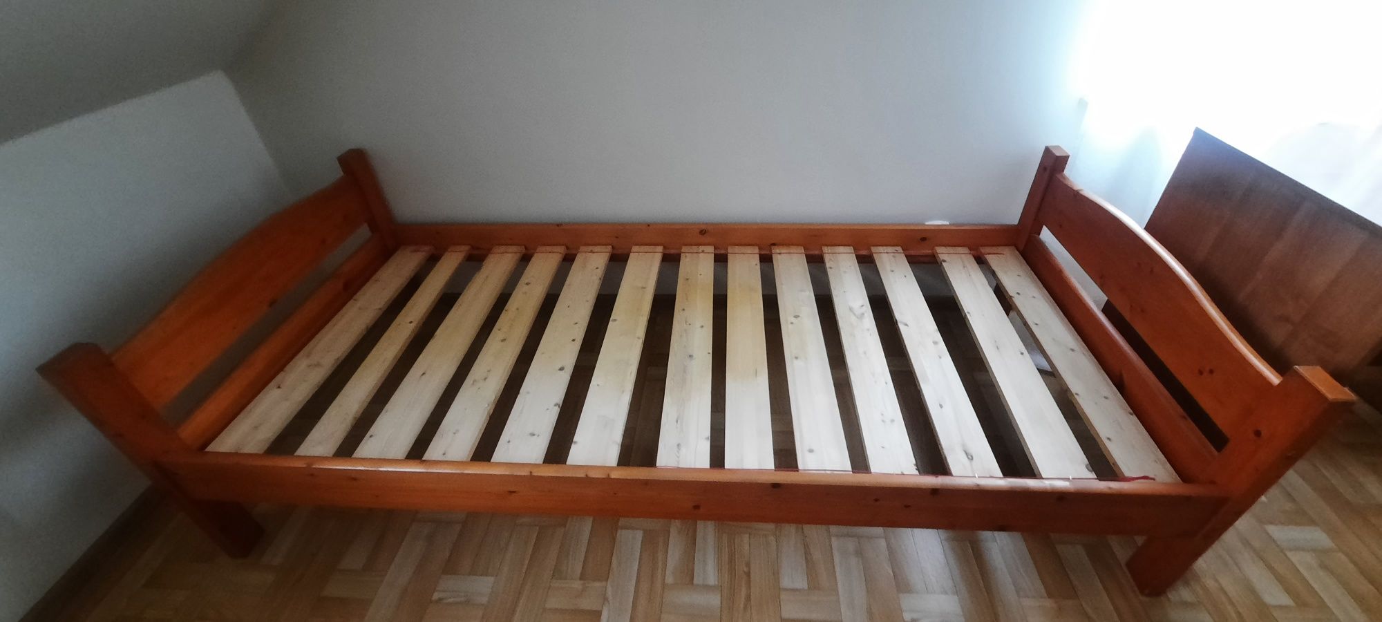 Łóżko sosnowe pojedyncze że stelażem
