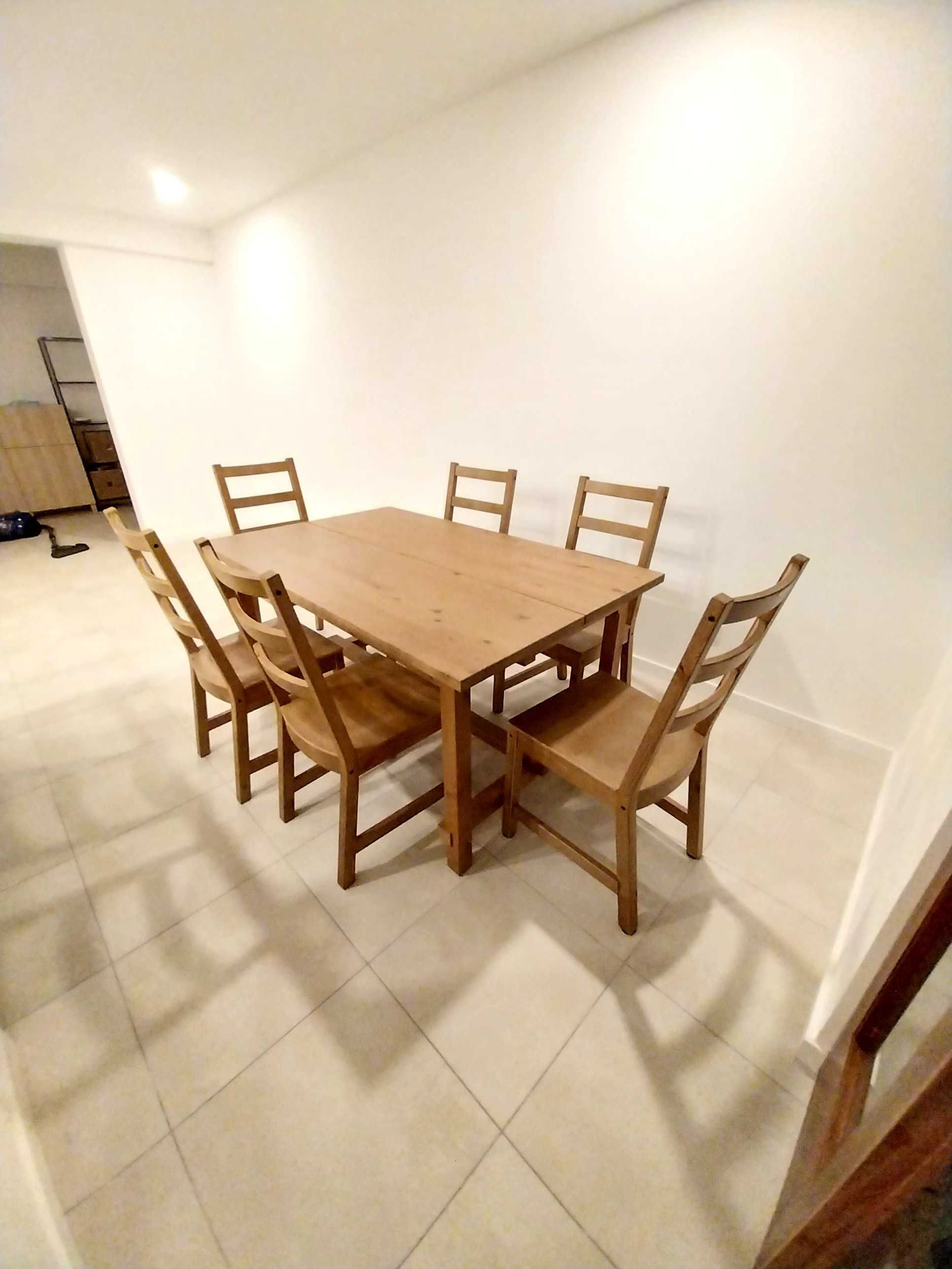 Mesa de jantar  com 6 cadeiras
