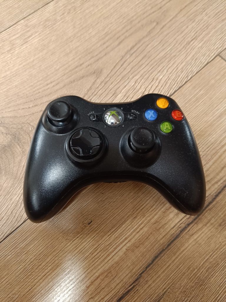 Xbox 360 S + 2 pady