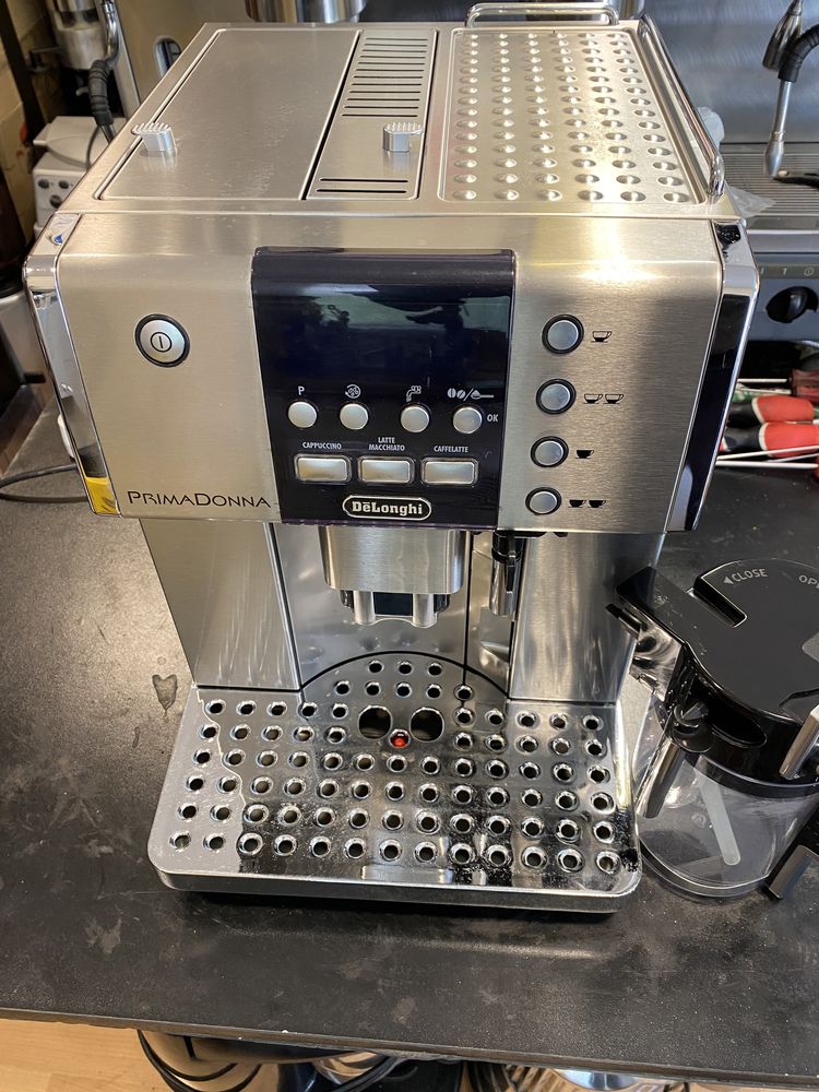 Кофемашина DeLonghi PrimaDonna