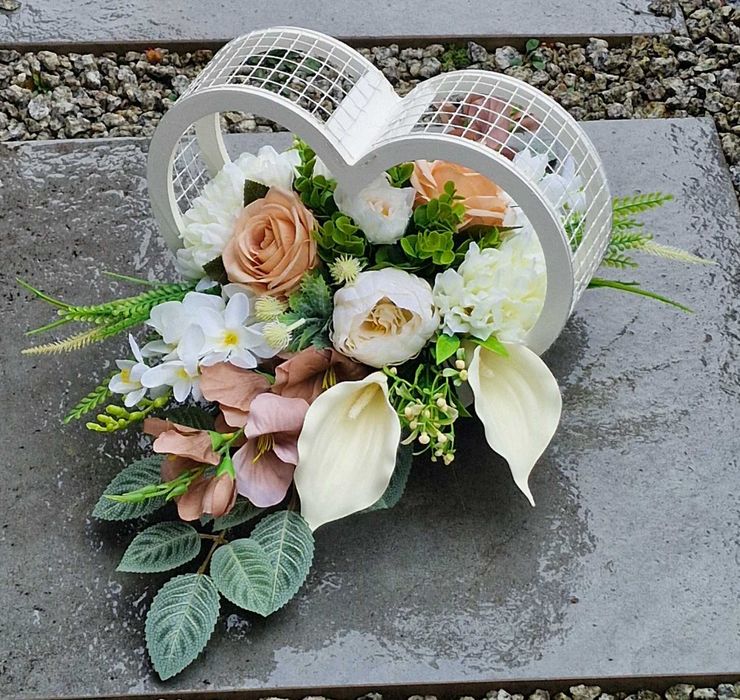 Kompozycja kwiatowa na grób cmentarz stroik serce ikebana Z465