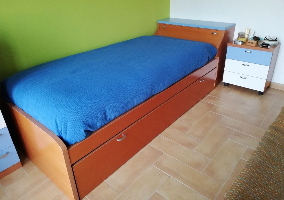 Cama Dupla c/ colchões e arrumação