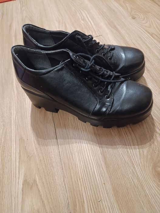 Продам жіночі шкіряні туфлі