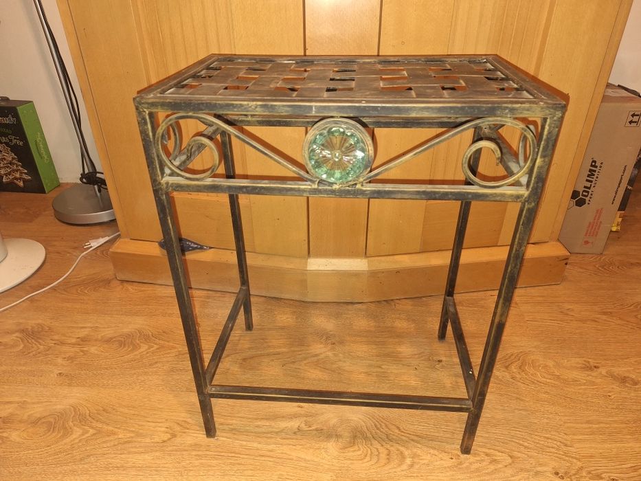 Stolik ze szklanym oczkiem