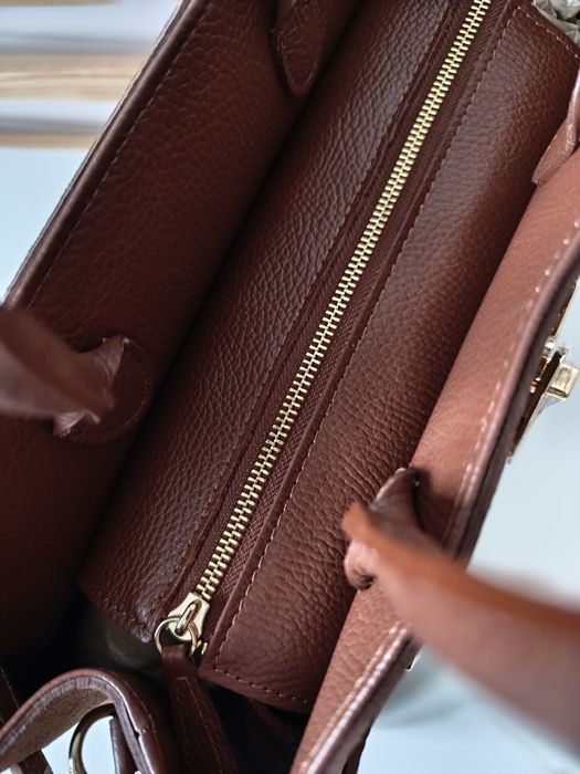 Zamszowa elegancka torebka tote kuferek karmelowa złote okucia elegant