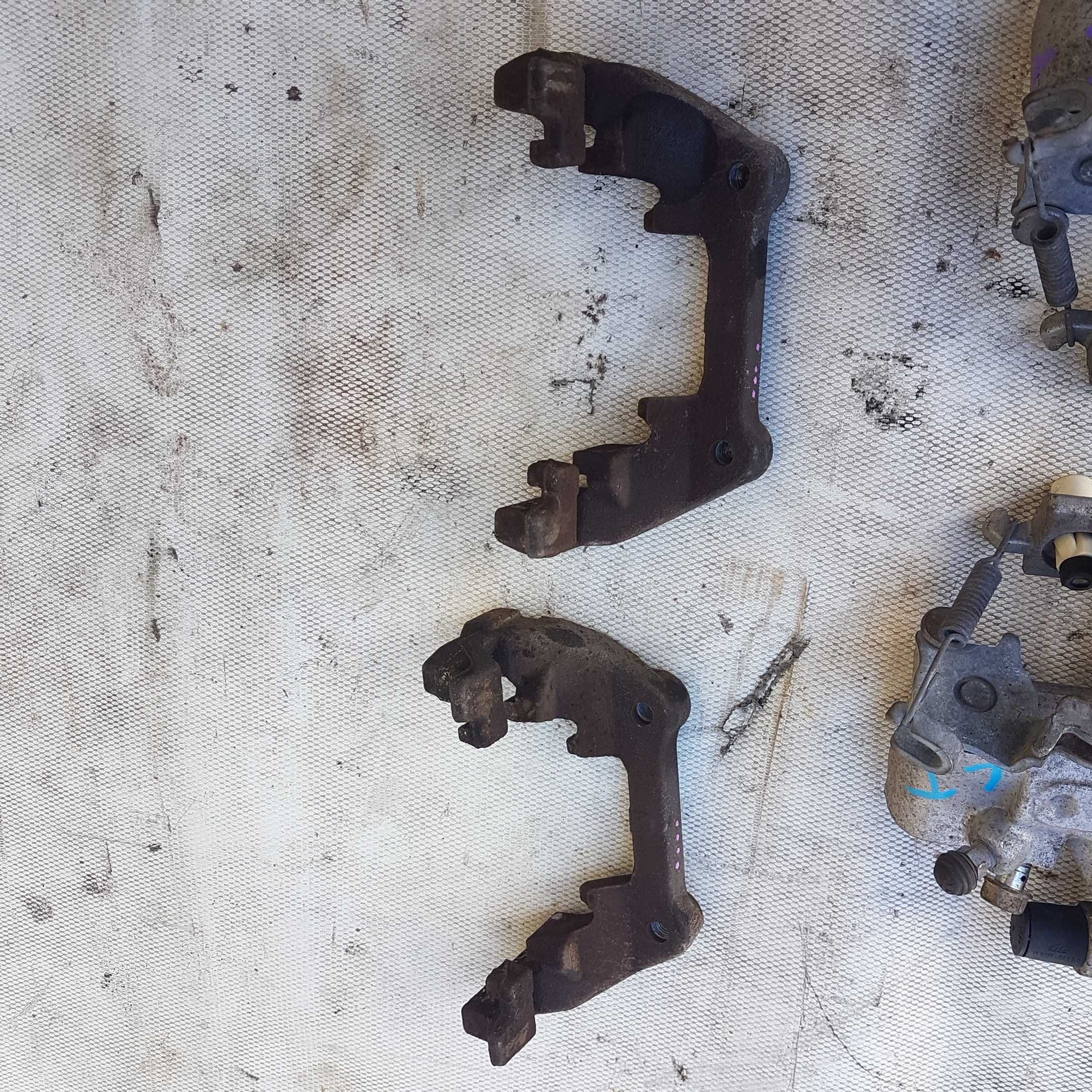 zacisk jażmo tył tylne toyota yaris II III JAK NOWE oryginał