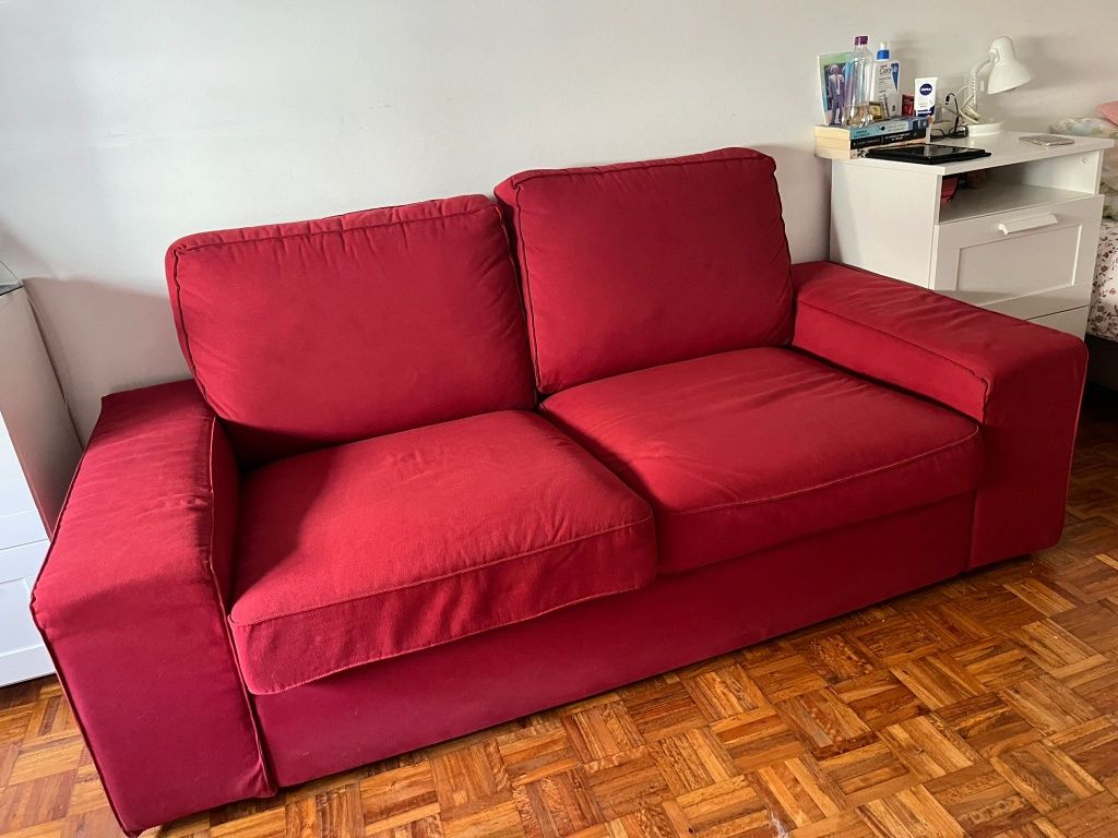 Sofá vermelho de sala