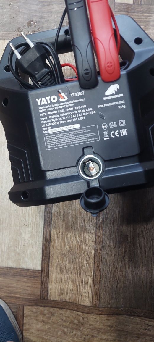 Зарядний прилад YATO з LCD дисплеєм від мережі 230В до акумулятора 12В