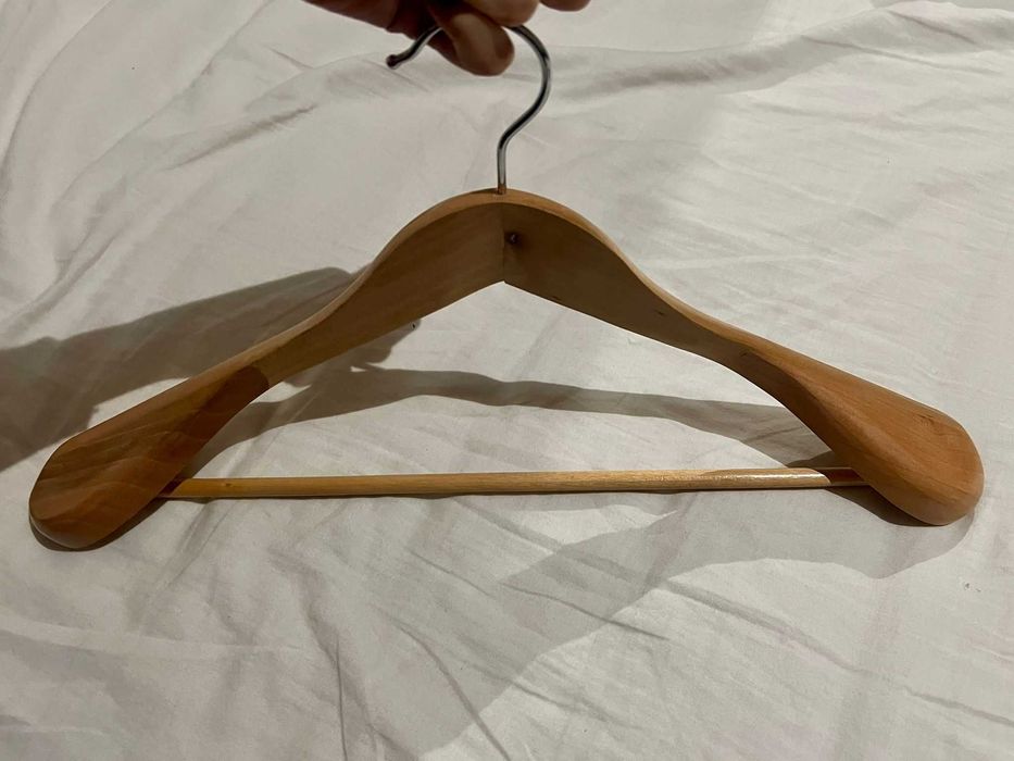 Cabides de Madeira para Fatos/Casacos Ombro Largo (5 Claros 3 Escuros)