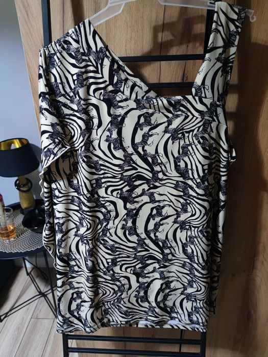 Bluzka z jednym ramiączkiem. Fason nietoperz. Deseń w zebry.