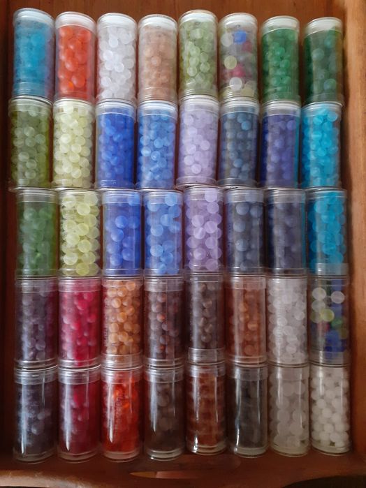 Missangas de qualidade Gutermann, glass beads, 1€ cada tubo.