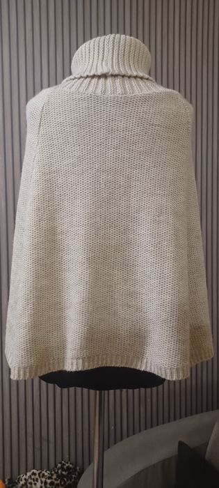 Damskie ponczo z golfem