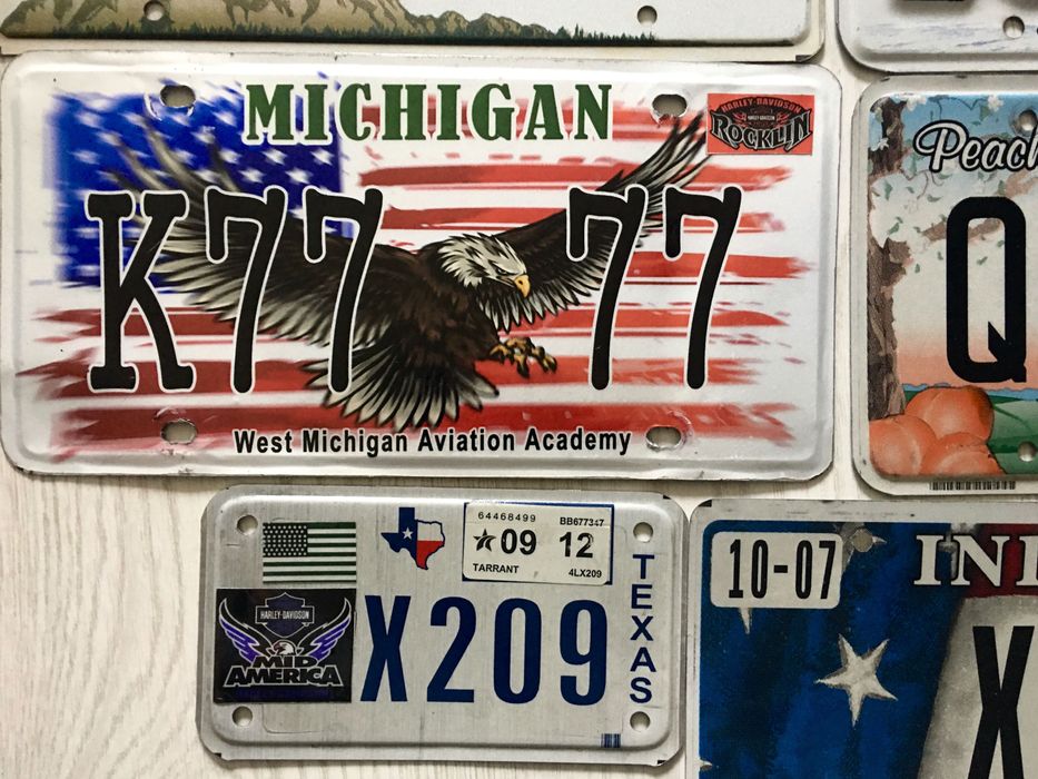 Набор автомобильных номеров и табличек для декора