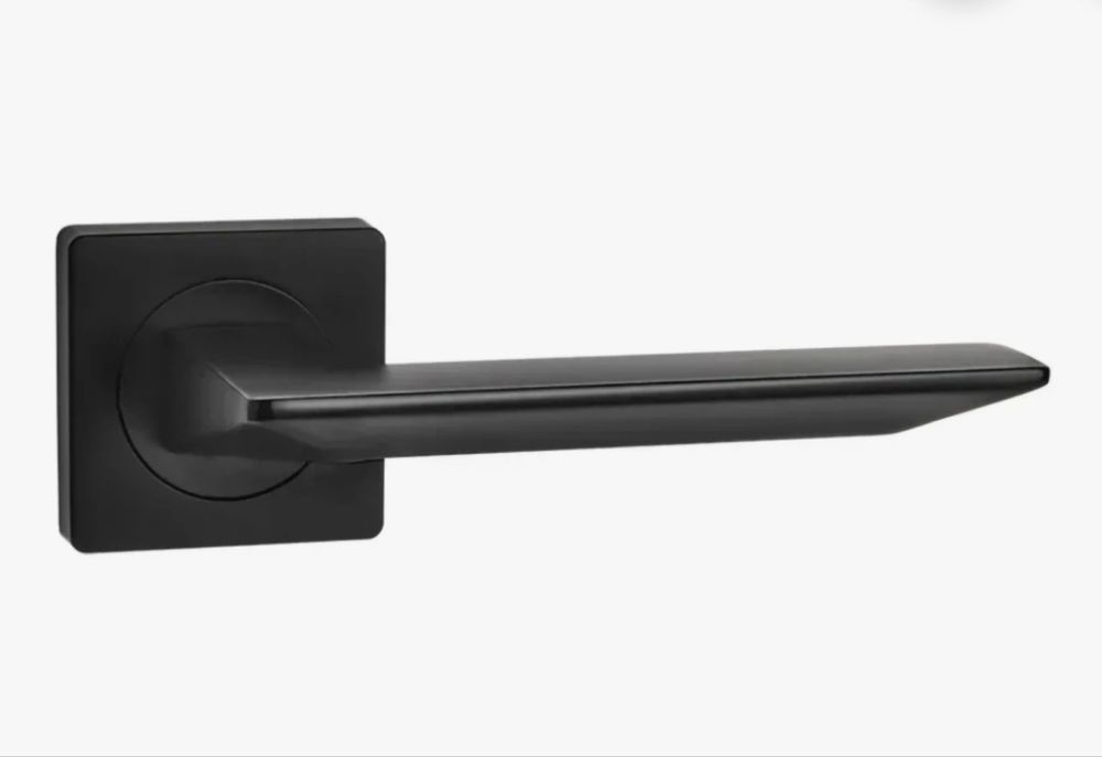Межкомнатные дверные ручки Ajax на розетке сатин и черный цвет