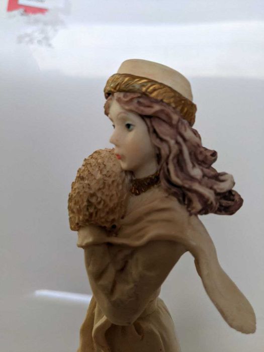 Статуетка "Дівчина з муфтою"