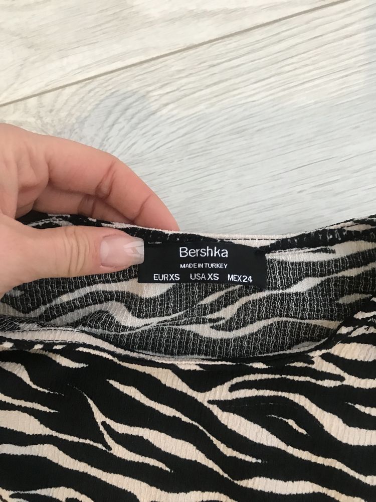 Сукня bershka, платье, нова колекція, лімітована, трендова, з вирізом