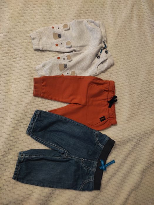 Zestaw trzech par spodni dla chłopca r. 74