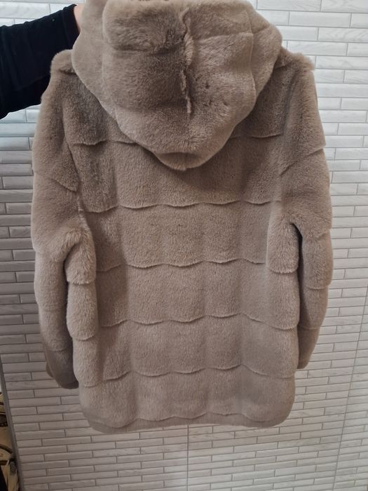 Шубка новенька з капюшоном