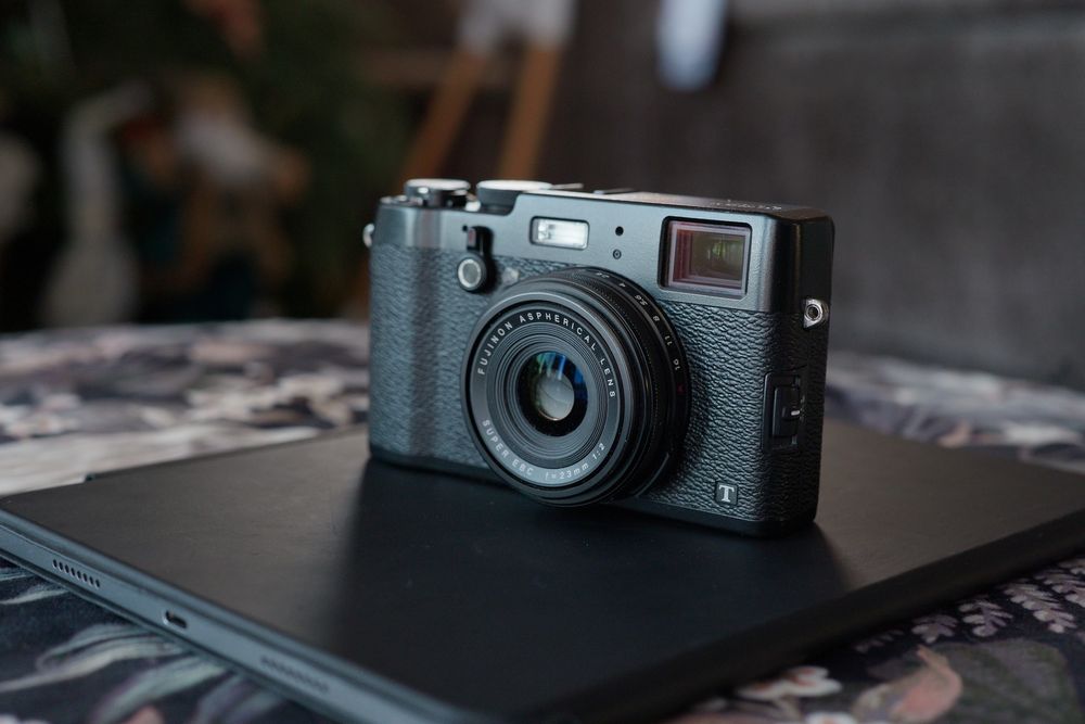 Fujifilm x100t з кастомним деревʼяним грип та прямокутною блендою