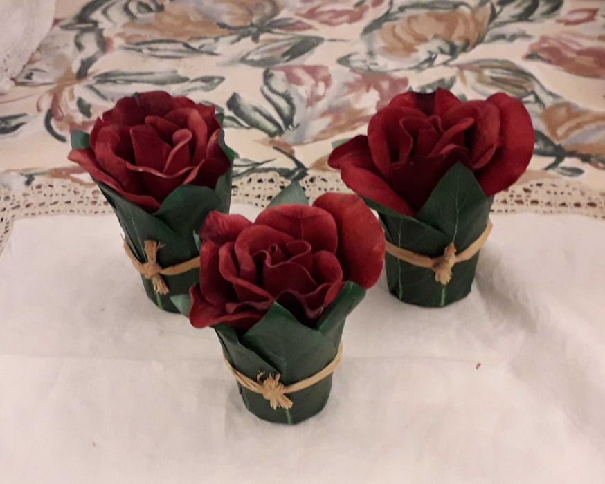Três rosas de decoração em papel