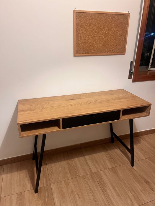 Secretária ABBETVED – estrutura preta e tampo em cor de carvalho – 70€