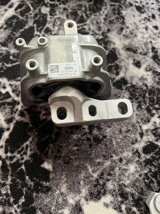 Подушка двигуна передн Прав/ліва LEMFORDER