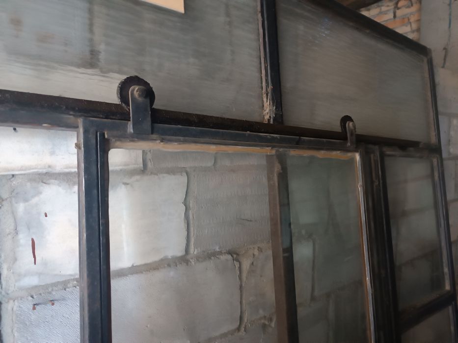 Drzwi przesuwne ścianka z szybami