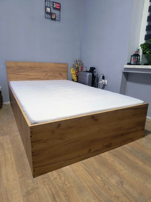 oddam za darmo łóżko do sypialni z materacem