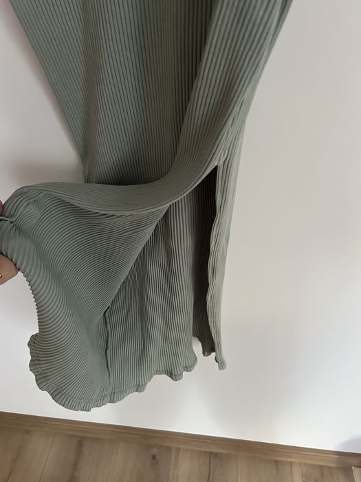 Prążkowana sukienka z rozcięciem