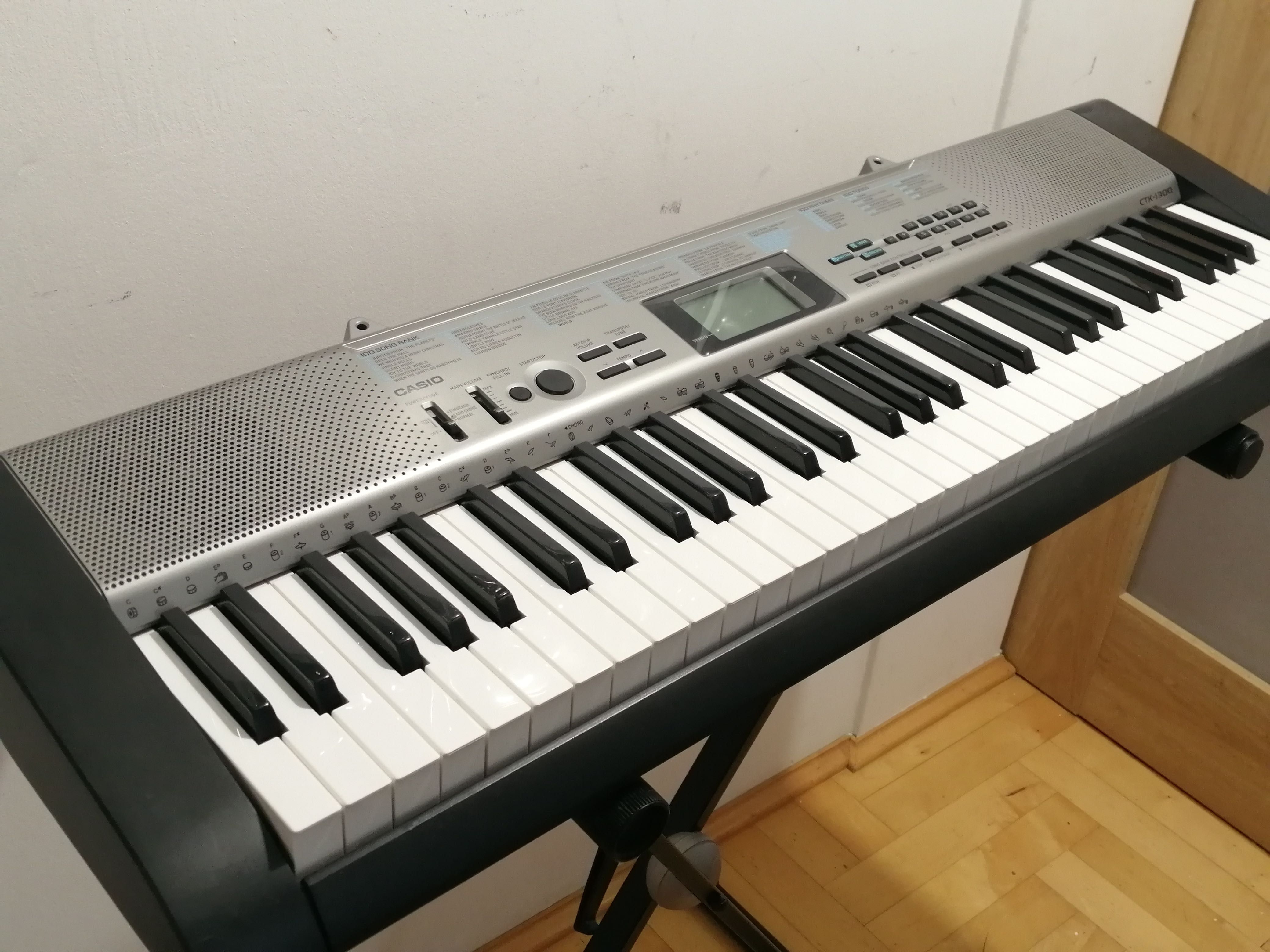 Keyboard Casio z pełnowymiarową klawiaturą i statywem