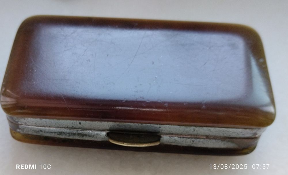 Caixa antiga para comprimidos feita em África