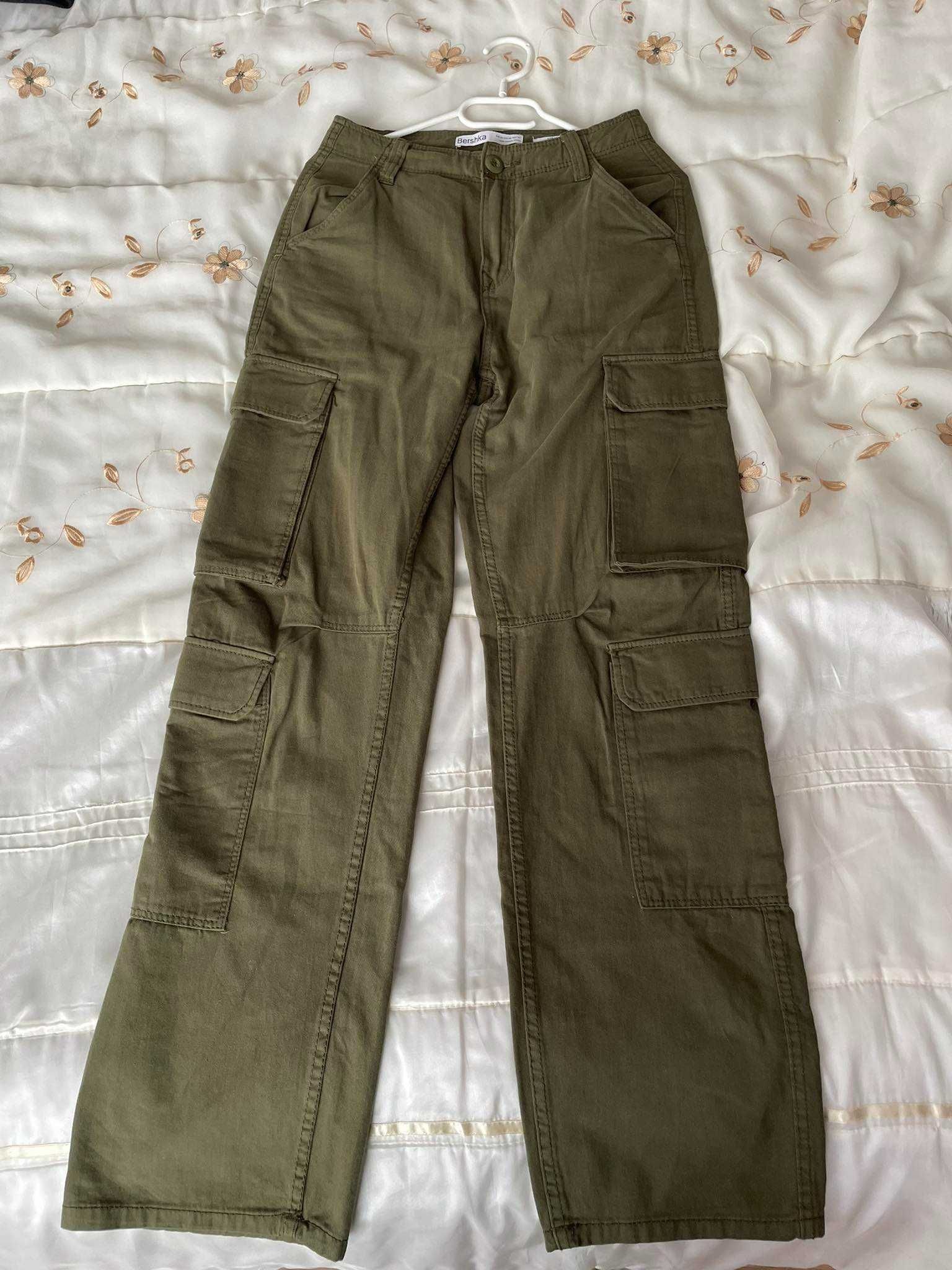 Bershka Spodnie Straight Multicargo Khaki