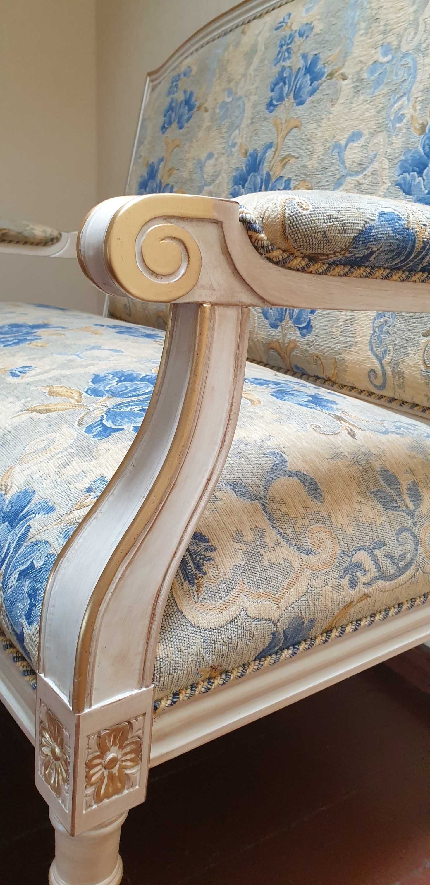 Piękna rzeźbiona sofa w stylu francuskim