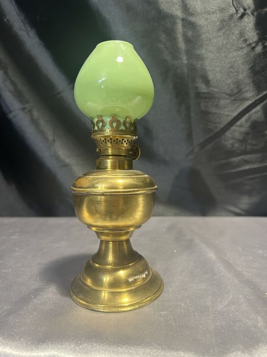 Lampa Naftowa z Mosiądzu i Zielonym Kloszem