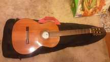 Guitarra clássica Century necessita reparação com saco