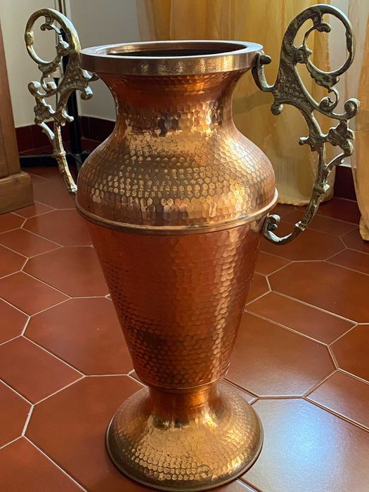 Jarrão de pé alto em cobre