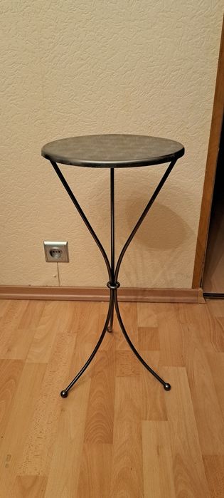 Metalowy stolik dekoracyjny