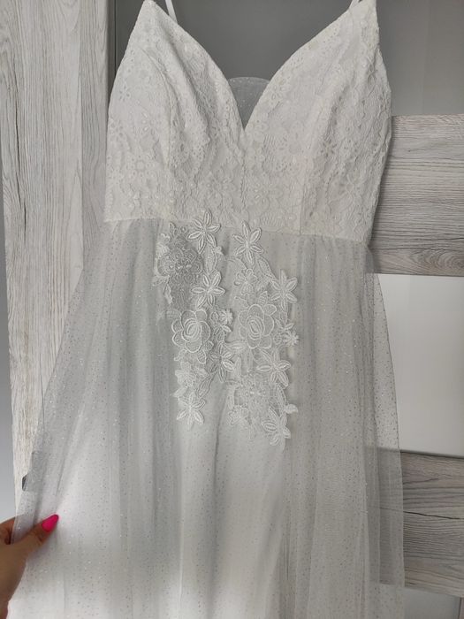 Romantyczna koronkowa suknia ślubna z dekoltem w kształcie litery V,