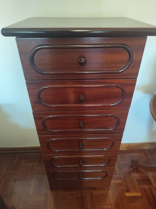 Móvel pequeno com 6 gavetas em tom de mogno.