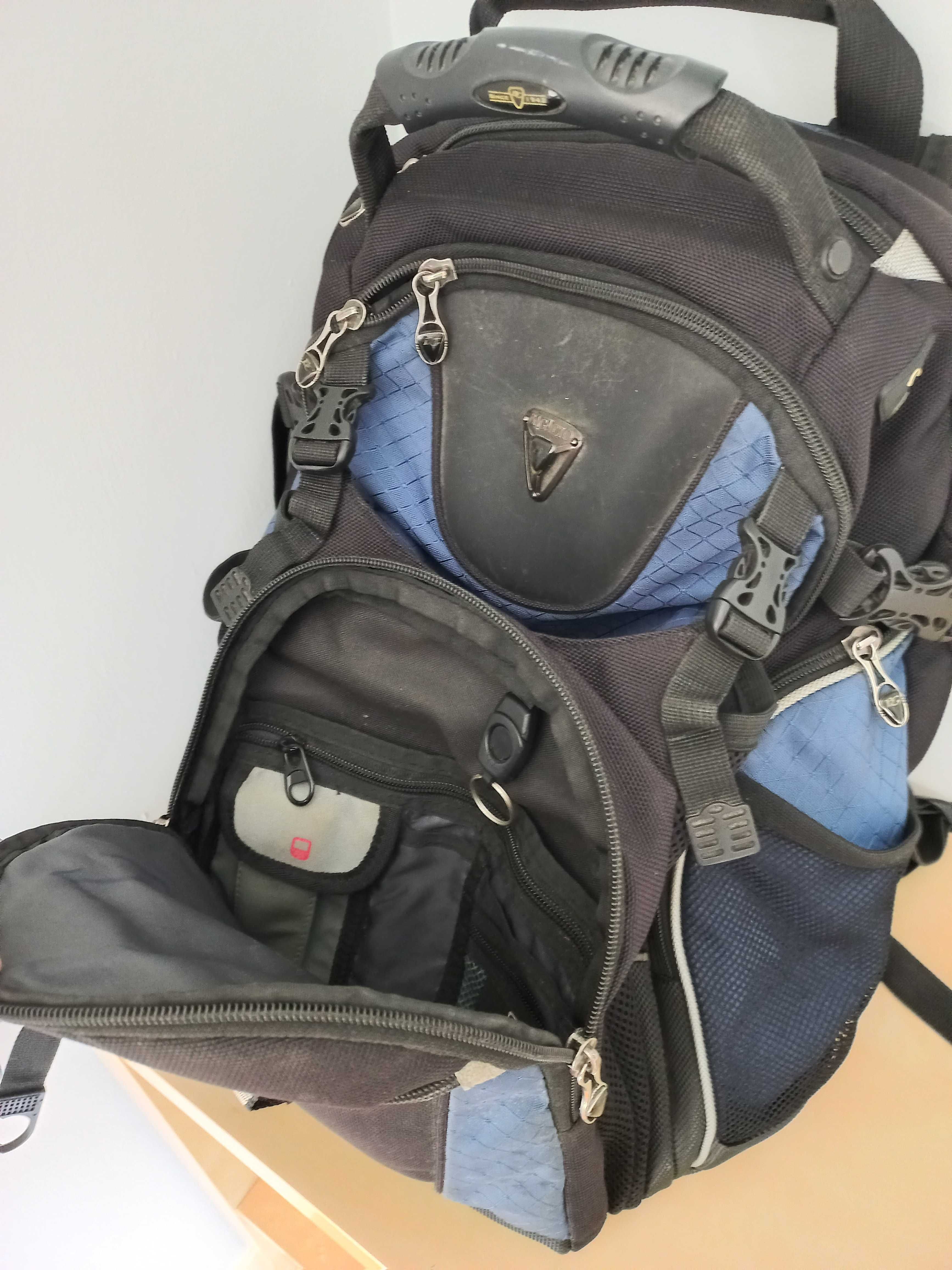 Mochila com compartimentos