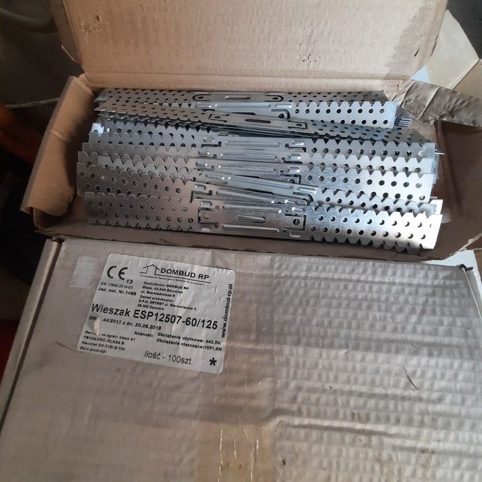 Uchwyty wieszaki suche tynki około 200szt.