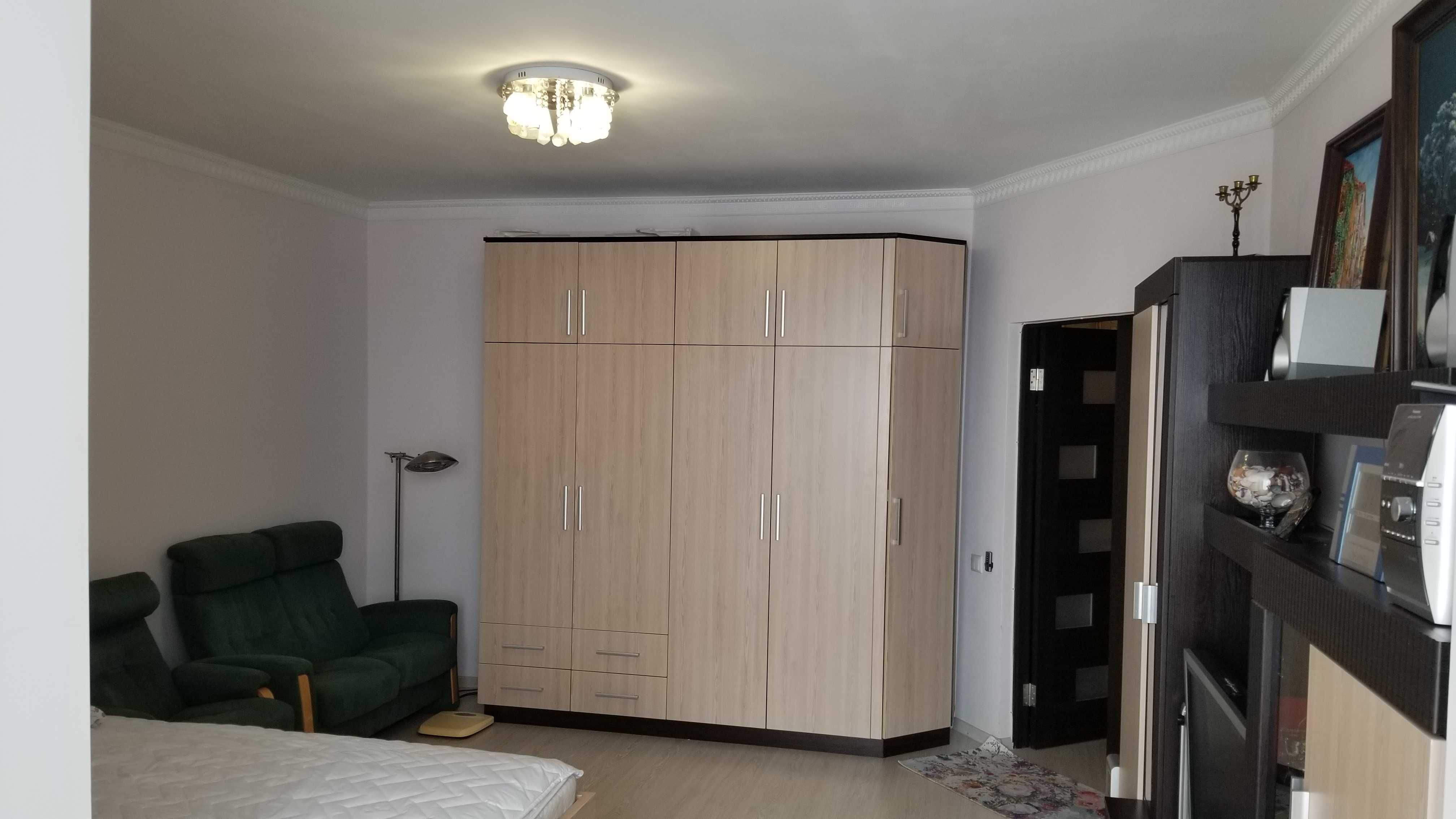 Продаж 1-кімнатної квартири з меблями, технікою і гаражем від власника