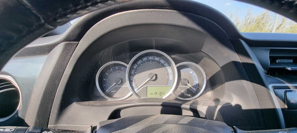 Toyota Auris 1.4D Comfort Pack Sport 2015: muito económico e só 1 dono