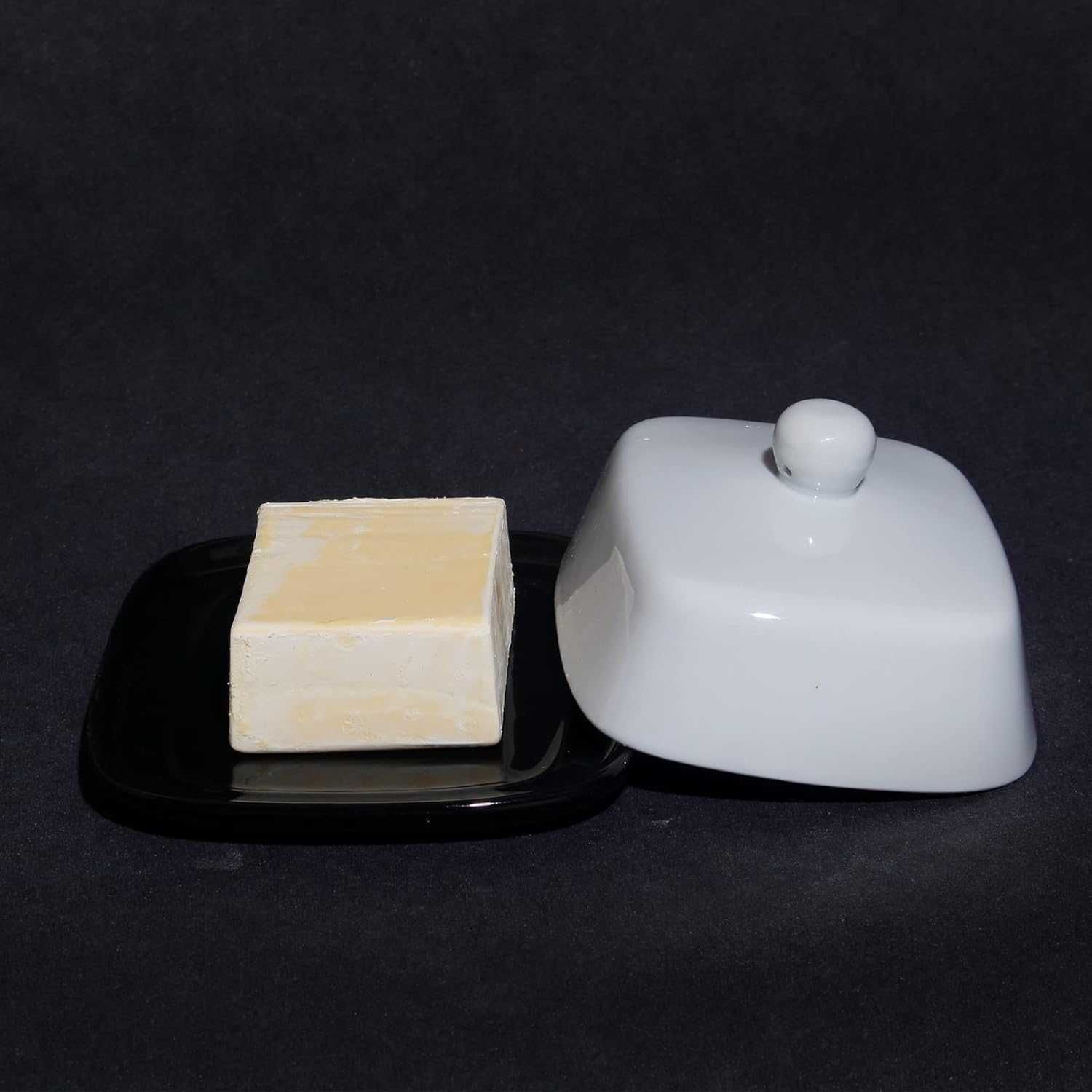 Ceramiczna maselniczka w stylu minimalistycznym