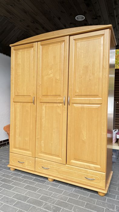 Piękna szafa trzydrzwiowa z litej olchy