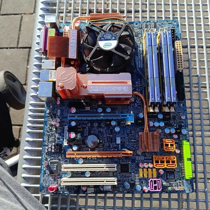 Материнские платы Gigabyte GS-P35 цена 3000 и  игровая цена 4500