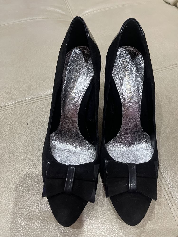 Czarne buty szpilki lakierowane