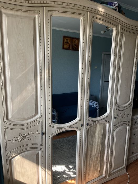 Шафа чотирьохдверна і комод